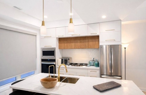Cumberland Beach Cottage | Modern Cottage Home I 3+1BR I Sleeps 11 I Near Lakes
