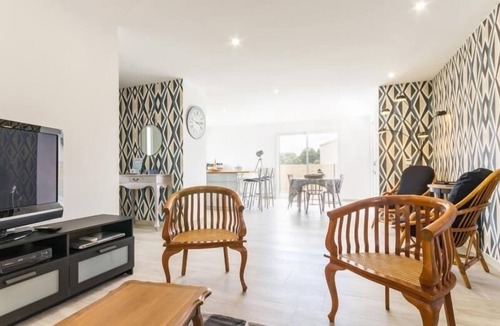 Arthon-en-Retz Cottage | Modern Cottage Near Sea with Private Garden & Garage