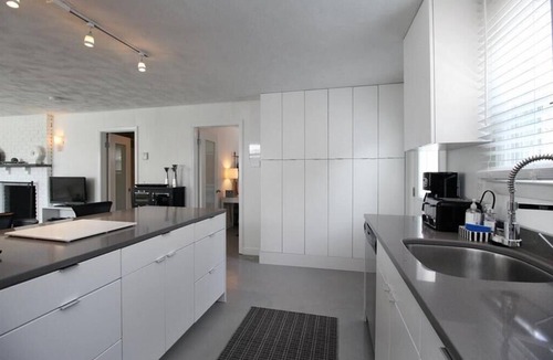 Newport East Cottage | Modern Cottage Near First Beach