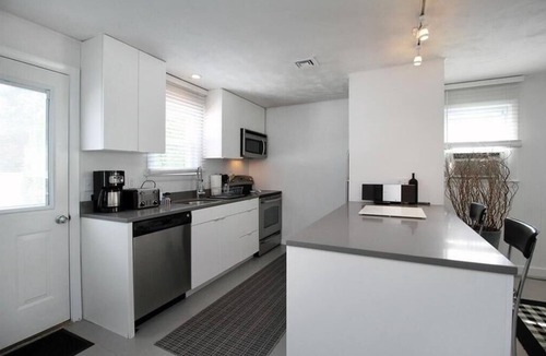 Newport East Cottage | Modern Cottage Near First Beach