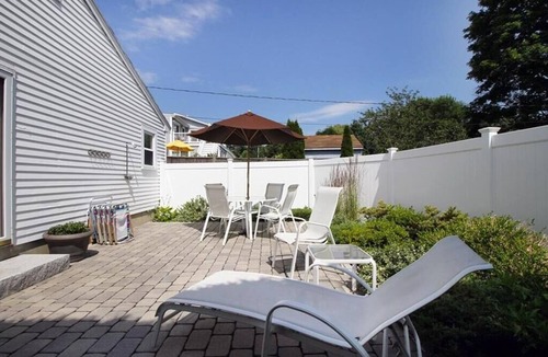 Newport East Cottage | Modern Cottage Near First Beach