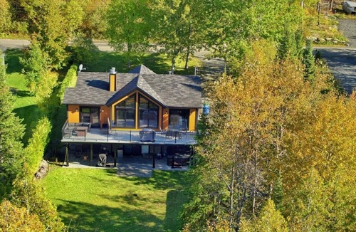 Saint-Zacharie Ski Chalet | Modern cottage on the waterfront