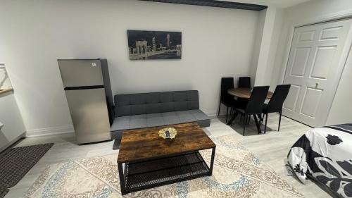 Jacksons Point Apartment | Modern cottage with access to private beach