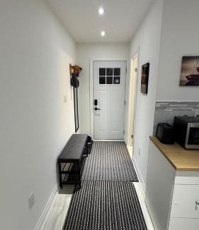 Jacksons Point Apartment | Modern cottage with access to private beach
