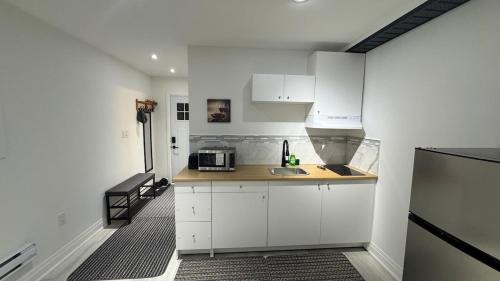 Jacksons Point Apartment | Modern cottage with access to private beach