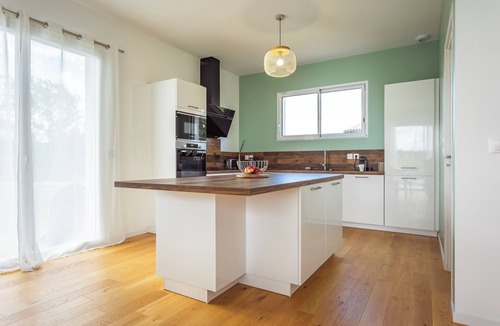 Tarabel House | Modern country house - sleeps 8/10 - heated pool