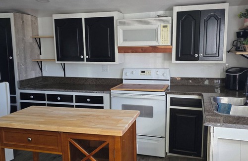 Macomb Apartment | Modern country studio apartment in Mountain Grove