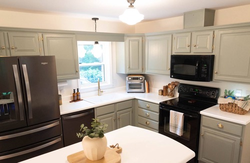 Mount Marion House | Modern Country w/ Hot Tub, fire pit, gym, pool