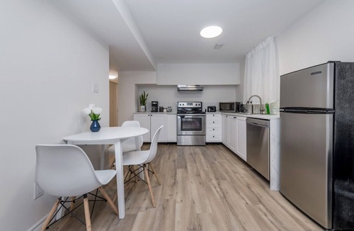 Barrie House | *Modern & Cozy* 1 Bdrm W/Fast Internet & Smart TV