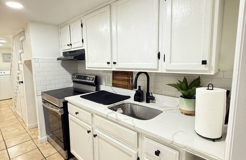 Ampere Apartment | Modern & Cozy 1 Bedroom Apt with Private Backyard.