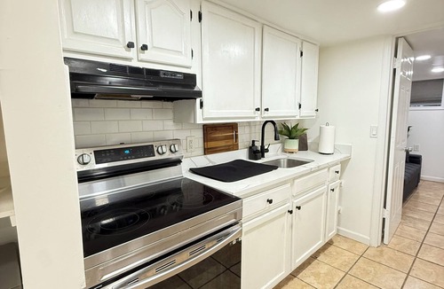 Ampere Apartment | Modern & Cozy 1 Bedroom Apt with Private Backyard.