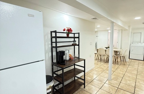 Ampere Apartment | Modern & Cozy 1 Bedroom Apt with Private Backyard.