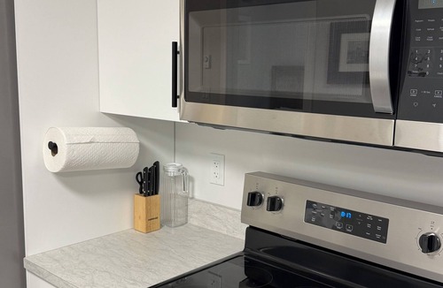 Regina House | Modern & Cozy 1BR | Parking, WiFi + Self Check-in