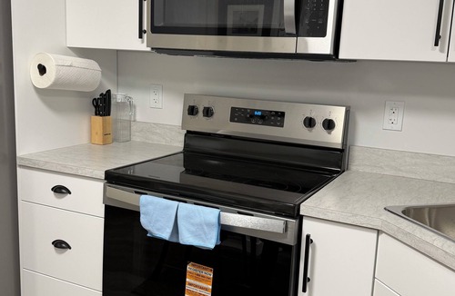 Regina House | Modern & Cozy 1BR | Parking, WiFi + Self Check-in