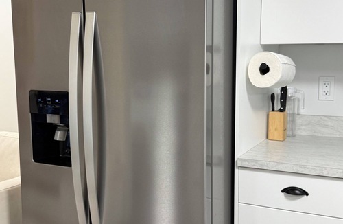 Regina House | Modern & Cozy 1BR | Parking, WiFi + Self Check-in