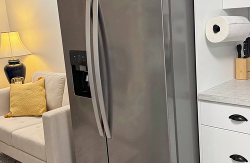 Regina House | Modern & Cozy 1BR | Parking, WiFi + Self Check-in