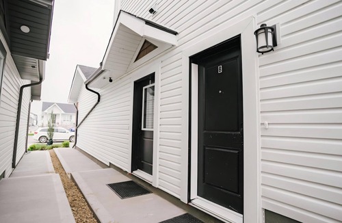 Regina House | Modern & Cozy 1BR Suite