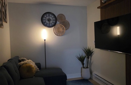 Regina House | Modern & Cozy 1BR Suite