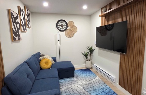 Regina House | Modern & Cozy 1BR Suite