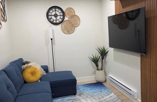 Regina House | Modern & Cozy 1BR Suite
