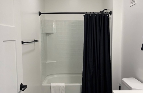 Whitestown Apartment | Modern Cozy 2-bdrm 2-bath Escape