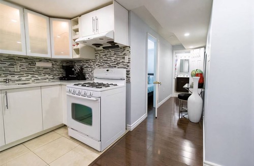 Brampton House | Modern Cozy 2 Bedroom Guest Private Suite, Brampton