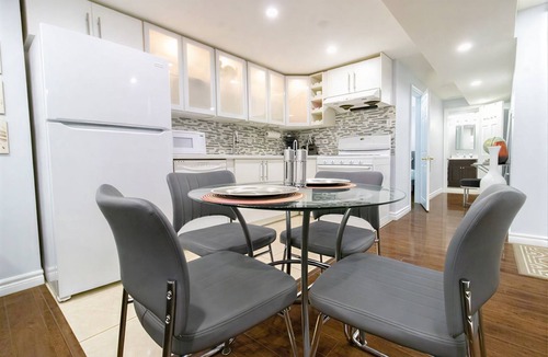 Brampton House | Modern Cozy 2 Bedroom Guest Private Suite, Brampton