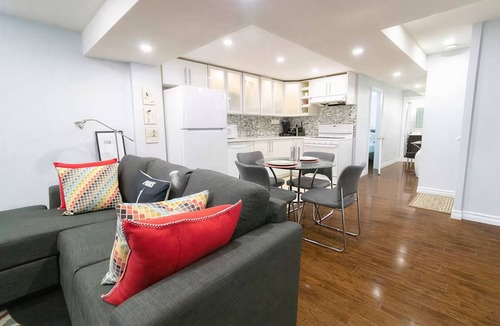 Brampton House | Modern Cozy 2 Bedroom Guest Private Suite, Brampton