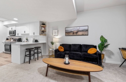 Southeast Calgary House | Modern & Cozy 2-Bedroom Suite in Mahogany