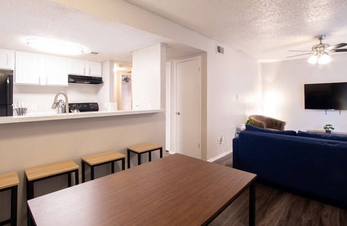 East Riverside - Oltorf Apartment | Modern, Cozy 2B Retreat near Downtown Austin Perfect for ACL and F1