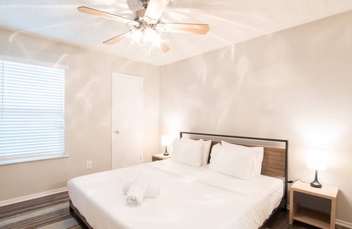 East Riverside - Oltorf Apartment | Modern, Cozy 2B Retreat near Downtown Austin Perfect for ACL and F1