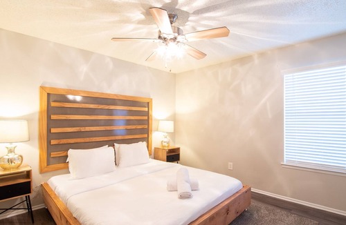 East Riverside - Oltorf Apartment | Modern, Cozy 2B Retreat near Downtown Austin Perfect for ACL and F1