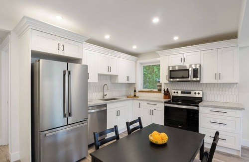 Guelph House | Modern & Cozy 3 Bd Retreat Near GGH · Downtown · University of Guelph · +Parking