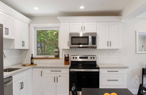 Guelph House | Modern & Cozy 3 Bd Retreat Near GGH · Downtown · University of Guelph · +Parking