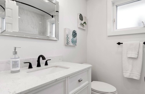 Guelph House | Modern & Cozy 3 Bd Retreat Near GGH · Downtown · University of Guelph · +Parking
