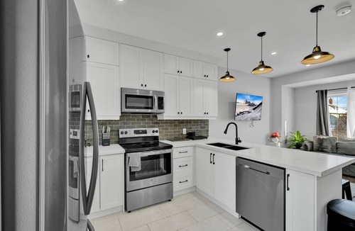 Oshawa House | Modern & Cozy 3BR Home in Oshawa
