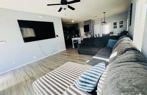 Socorro House | Modern Cozy 3BR Home/Near HWY + Restaurants.
