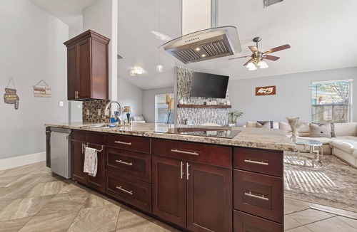 Stafford House | Modern Cozy 4BR House Stafford.Houston