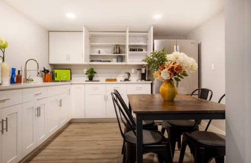 Bryn Mawr-Skyway House | Modern Cozy Bright 2BR Lower Unit w/private entry