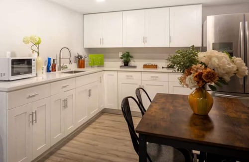 Bryn Mawr-Skyway House | Modern Cozy Bright 2BR Lower Unit w/private entry