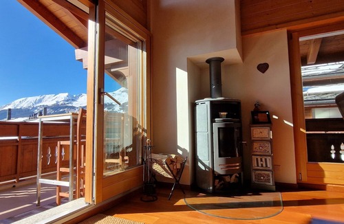 Lens Apartment | Modern & cozy chalet apartment, close to hiking trails, ski lifts & city center!