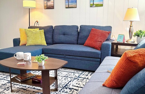 Logan Square Apartment | Modern + Cozy Chicago stay w/garage parking & 20min to downtown