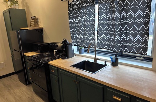Iron Mountain Apartment | Modern & Cozy Downtown Retreat