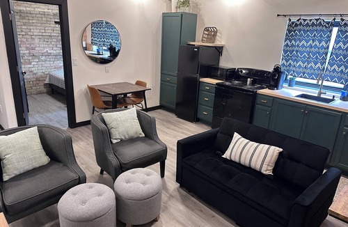 Iron Mountain Apartment | Modern & Cozy Downtown Retreat