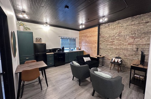 Iron Mountain Apartment | Modern & Cozy Downtown Retreat