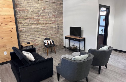Iron Mountain Apartment | Modern & Cozy Downtown Retreat
