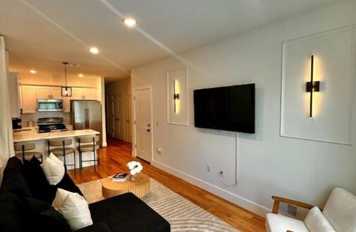 Ampere Apartment | Modern Cozy Duplex with Backyard!