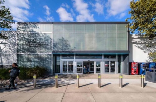 Ampere Apartment | Modern Cozy Duplex with Backyard!