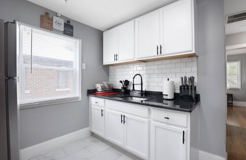 Grosse Pointe Apartment | Modern & Cozy East Side Gem ~ Queen Beds