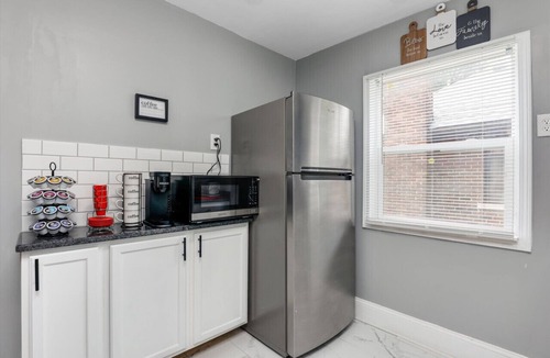 Grosse Pointe Apartment | Modern & Cozy East Side Gem ~ Queen Beds